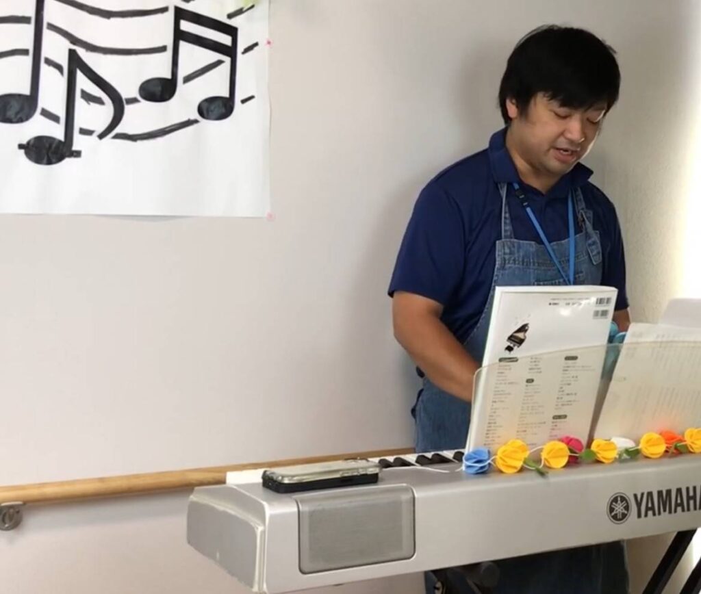 浜松市のだんらんの家浜松曳馬では10人定員の人数の少ない小規模デイサービスならではの生演奏により合唱会ができます